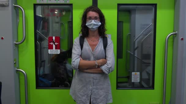 Junge Frau Mit Maske Öffentlichen Verkehrsmitteln — Stockvideo