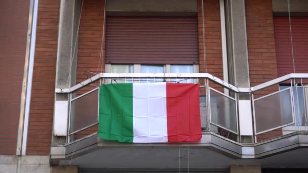 Europa Włochy Mediolan Flaga Włoch Wisząca Balkonie Domu Podczas Epidemii — Wideo stockowe