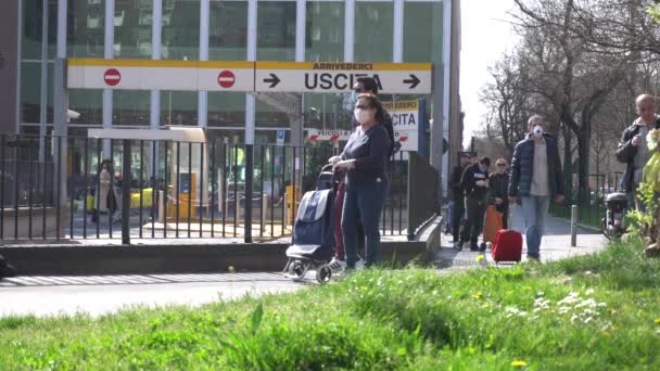 Europa Italia Milano Martie 2020 Coada Persoanelor Fără Măști Aliniate — Videoclip de stoc