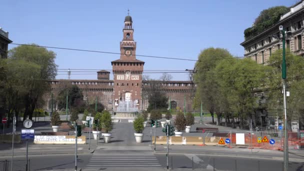 ヨーロッパ イタリア ミラノ2020年3月 観光客の関心の完全に捨てられた場所 人々なし Cov19コロナウイルスパンデミックのために コルジオ ダンテ スフォルツァ城空 — ストック動画