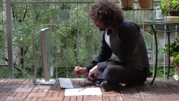 Jeune Homme Assis Table Utilisant Ordinateur Portable — Video