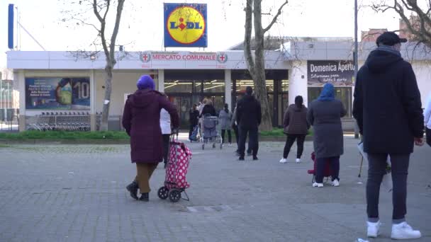 Europe Italie Milan Mars 2020 Les Gens Alignés Une Distance — Video