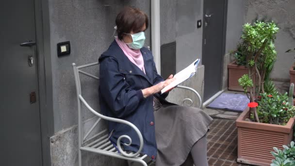 Femme Adulte Masque Débarrassant Livre Assis Sur Banc — Video