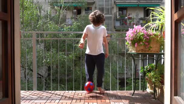 Çocuk Balkonda Topla Oynuyor — Stok video
