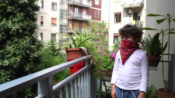 Βαριέται Αγόρι Μπαντάνα Στο Πρόσωπο Ξοδεύοντας Χρόνο Στο Μπαλκόνι Κατά — Αρχείο Βίντεο