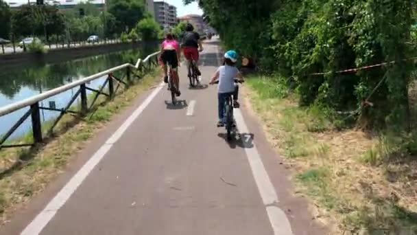 Mały Chłopiec Jeżdżący Rowerze Parku — Wideo stockowe