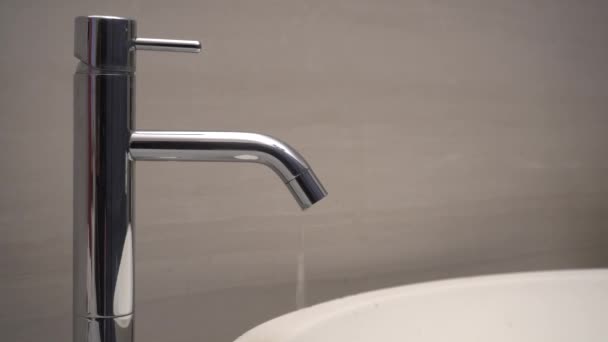Wasserhahn Badezimmer Leckt Wasser — Stockvideo