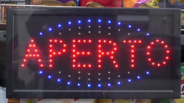 Ευρώπη Ιταλία Μιλάνο Μάρτιος 2020 Led Light Sign Open Writing — Αρχείο Βίντεο