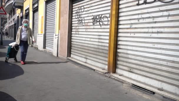 イタリアの通りを歩くローリングバッグを持つ高齢者の女性 — ストック動画