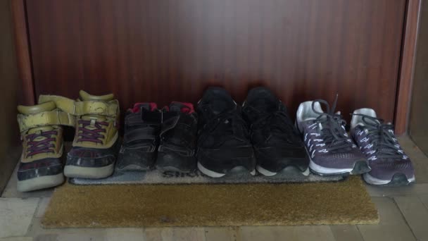 Una Fila Diferentes Pares Zapatos Para Niños Suelo — Vídeo de stock