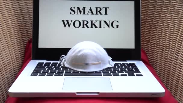 Pracownik Kwarantannie Może Pracować Domu Laptopem Maską Ochronną Inteligentna Praca — Wideo stockowe