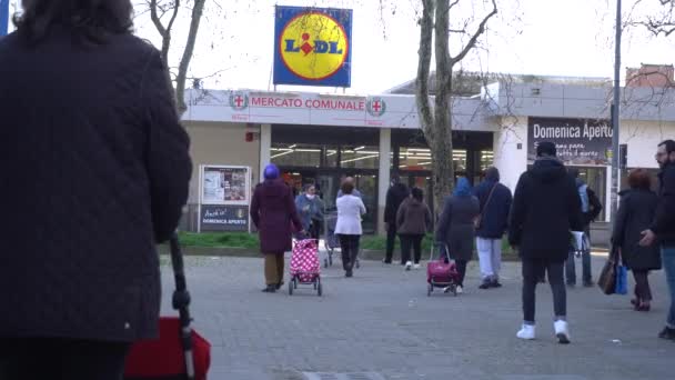 Europa Italië Milaan Maart 2020 Mensen Staan Een Veilige Afstand — Stockvideo