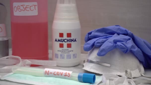 意大利 通用消毒剂 变性酒精 洗手皂和家用清洁剂 以净化和防止大流行病N型肠病毒的蔓延19 — 图库视频影像