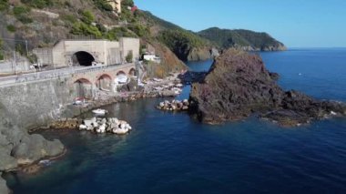 İtalya 'nın kıyı bölgesindeki tepeler.