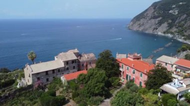 İtalya 'nın kıyı bölgesindeki tepeler.