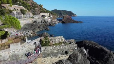 İtalya 'nın kıyı bölgesindeki tepeler.