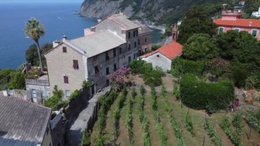 İtalya 'nın kıyı bölgesindeki tepeler.