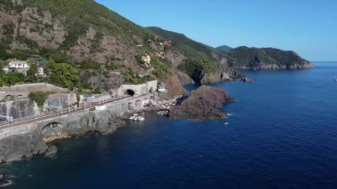 İtalya 'nın kıyı bölgesindeki tepeler.