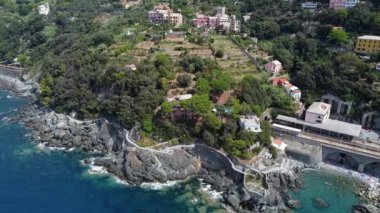 İtalya 'nın kıyı bölgesindeki tepeler.