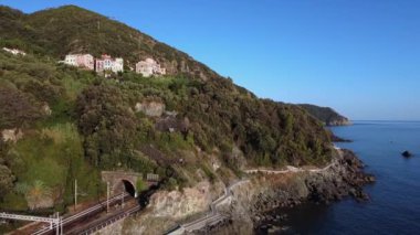 İtalya 'nın kıyı bölgesindeki tepeler.