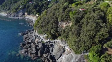 İtalya 'nın kıyı bölgesindeki tepeler.