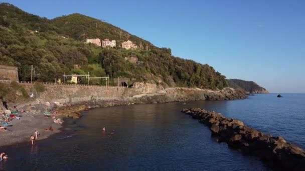 People Sunbathing Swimming Italian Coast — Stock Video