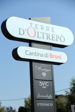 İtalya, Pavia Mart 19.2019 Broni, Oltrepo Pavese 'nin kırmızı ve beyaz şarap üretim bölgesinin sosyal mahzeninin işareti.