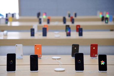 Milan, İtalya - 29 Ekim 2018: Saatler, tabletler ve cep telefonu aksesuarlarıyla birlikte Apple mağazasının içinde