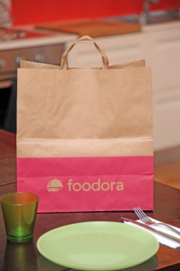 İtalya - Milan - 4 Şubat 2019 Foodora ev yemeği - restorandan yemek sipariş edip evde, işte ya da başka yerlerde yiyebilirsiniz - yemek paketiniz evinize gelir