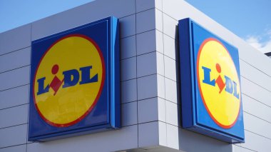 lidl süpermarket binası ön cephesinde tabelalar 