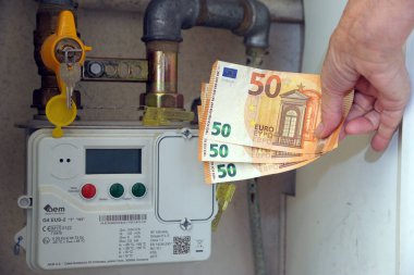 Milano, İtalya 8 Ocak 2018 'de konut için elektrik faturası ve elektrik maliyetlerinde artış - avro para ve enerji tüketim sayaçları - doğalgaz