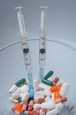 Kapsüllerdeki haplar - ilaçlar, ilaçlar - Coronavirus n-cov19 ile savaşmak için ilaç ve aşı arayışı