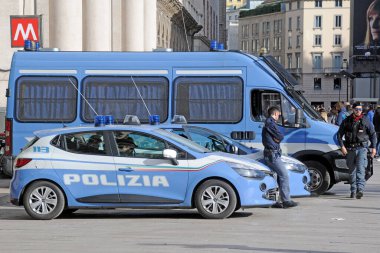 Milan, İtalya - 12 Şubat 2019: Duomo Katedrali 'nde polis kontrolleri - turist akışını, güvenlik operasyonlarını ve terörle mücadele kolluk kuvvetlerini kontrol eden araba ve kamyonetli polisler