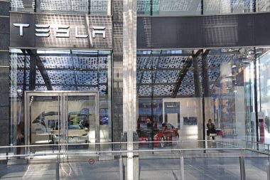 Milan, İtalya 15 Şubat 2019 - Tesla elektrikli araba mağazası ve logosu