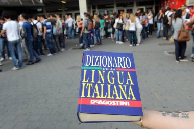 İtalya, Milan 12 Nisan 2019 - lise mezuniyet sınavları - kelime hazinesi olan öğrenciler final sınavına girmek için okula girmeye hazırlar