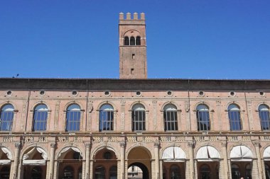 Kulesi ve mavi gökyüzü olan eski bina