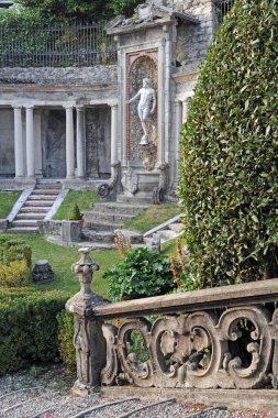 İtalyan bahçesindeki antik Roma sütunları, arkeoloji ve kazılarla medeniyetimizin kültürel mirasını ve sanatını kurtarmak için yapılan metafiziksel manzara - unesko insanlık kalıntıları