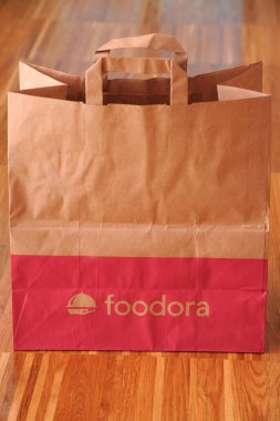 İtalya - Milan - 4 Şubat 2019 Foodora ev yemeği - restorandan yemek sipariş edip evde, işte ya da başka yerlerde yiyebilirsiniz - yemek paketiniz evinize gelir