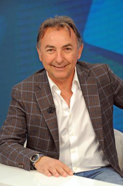 Massimo Mauro halka açık etkinlik sırasında poz veriyor