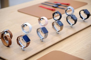 Milan, İtalya - 29 Ekim 2018: Saatler, tabletler ve cep telefonu aksesuarlarıyla birlikte Apple mağazasının içinde