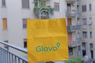 ITALY - 30 Ekim 2019 - Uber Eats and Glovo dağıtım yiyeceği - restorandan yemek sipariş et ve evde ye