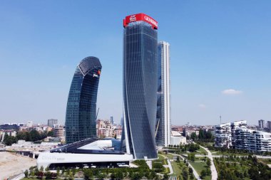 İtalya, Milan 4 Kasım 2019 - Generali Kulesi ve Şehir Hayatı şehrin merkezindeki yeni modern alışveriş bölgesi - Skyscrepers
