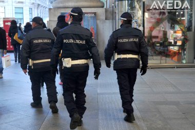 Milan - terörist saldırılardan sonra polis kontrollerinde artış - Polis ve ordu