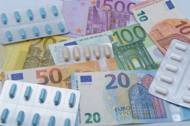 Kabarcık ambalajında kapsül hapı ve avro parası - İlaç endüstrisi konsepti. Eczane eczanesi. Antibiyotik direnci - akıl sağlığının maliyeti