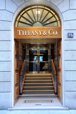 Milan, İtalya - 12 Şubat 2019: Tiffany ortak butiği ve logosu