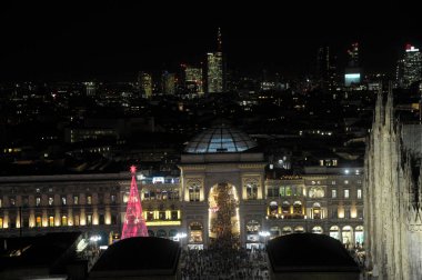 Avrupa, İtalya, Milan 15 Aralık 2019 - Duomo Katedrali, Vittorio Emanuele Galerisi ve dağlı Unicredit kulesi gökdelenleri 