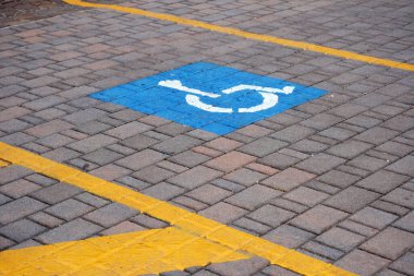 Asfalt işaretlerinin görünümü, park yerinde pasifler için imza 