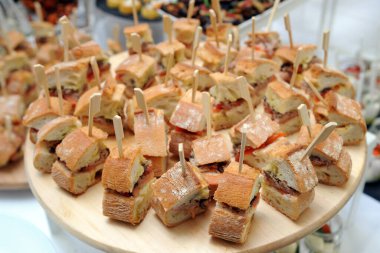 Restoranda yemek servisi.