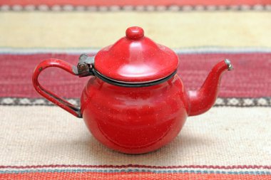 Eski kırmızı çaydanlık, Fas çayı ve Türk çayı, dünyanın ve Arap geleneğinin tipik kırmızı nesnesi.