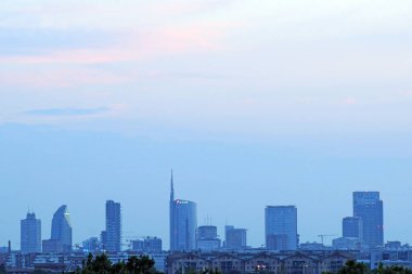 Milan - İtalya - 21 Haziran 2019 - Günbatımında şehir silüeti, kuleler ve gökdelenler